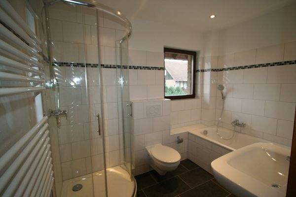 Bad mit Dusche und Wanne!