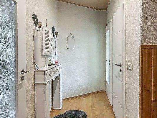 Flur mit Treppenaufgang_1