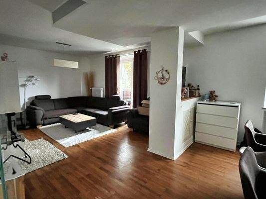 Wohnbereich mit Ausgang auf den Balkon...