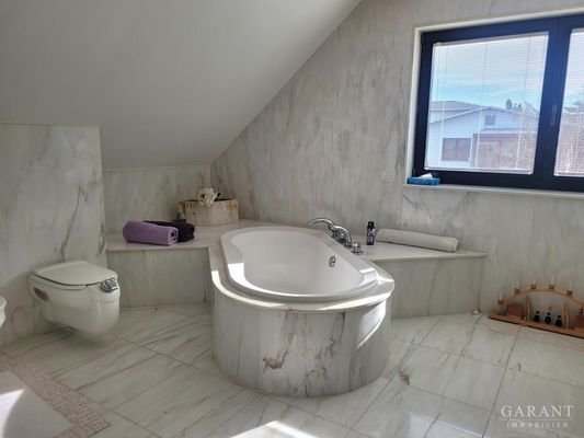 Masterbad mit Carrara Marmor