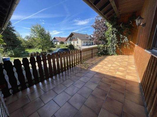 große Terrasse mit Blick ins Grüne