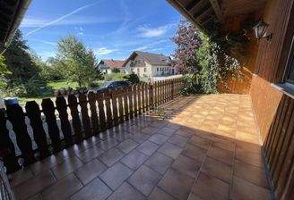 große Terrasse mit Blick ins Grüne