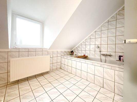 mit Badewanne und Dusche!