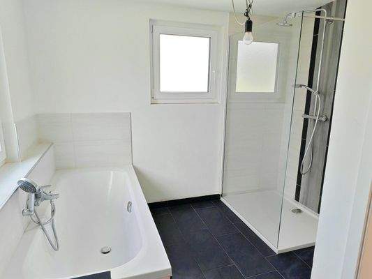 Bad mit Wanne und Dusche (OG)