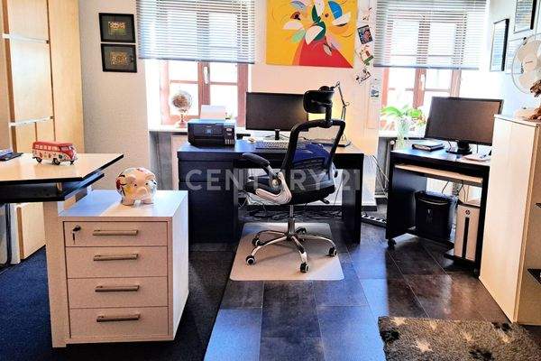 Büro mit Möglichkeit zum Kinderzimmer