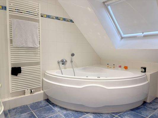 Badezimmer mit Badewanne im DG vermietet