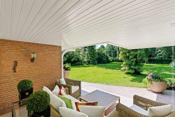 Teilüberdachte Terrasse mit herrlichem Garten- bzw. Parkblick.