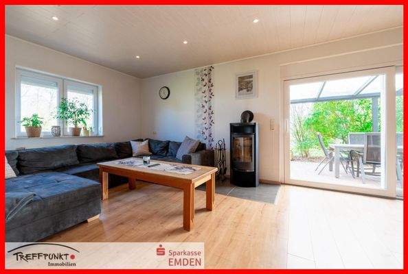 helles Wohnzimmer mit Kaminofen, Ansicht 1