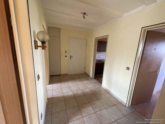 Flur mit Wohnungseingangstür