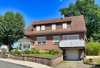 Wohnhausansicht mit Garage