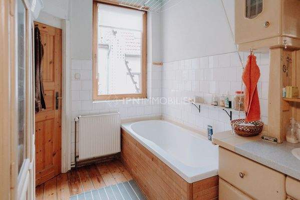 Tageslichtbad mit Wanne