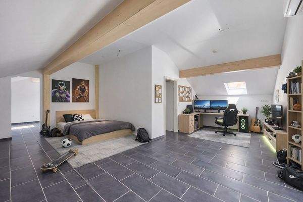 Großes Studio im Obergeschoss für flexible Nutzung (visualisiert)