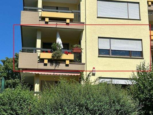 Außenansicht - Balkon und Wohnzimmerfenster