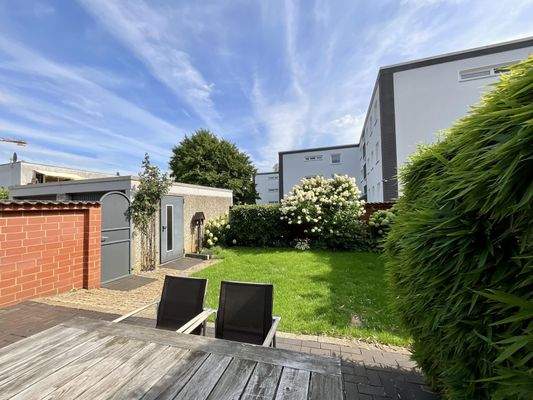 Garten mit Garagenzugang