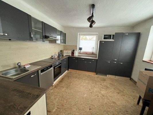 helle Küche mit großzügigem Essbereich