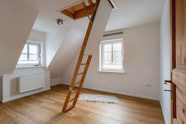 Kind 1/Zugang Spitzboden