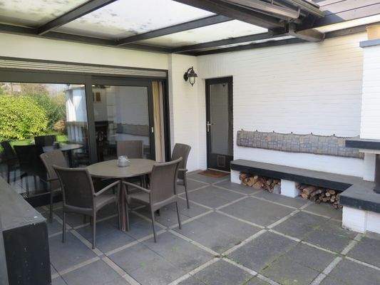 Blick auf die überdachte Terrasse
