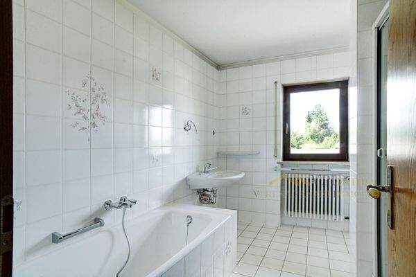 Bad mit Wanne und Dusche