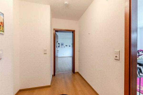 Flur mit Sicht zum Wohnzimmer - (KI generiert)