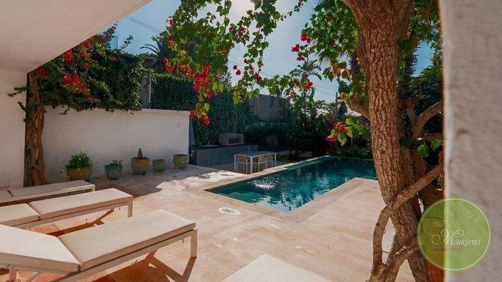 Sonnige Terrasse im Garten 