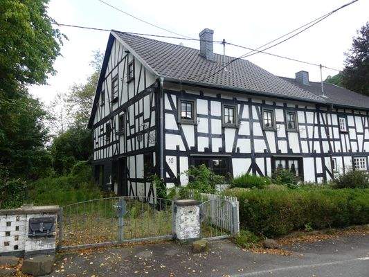 Eingangsbereich und Straßenansicht