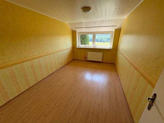 Zimmer im Dachgeschoss rechts