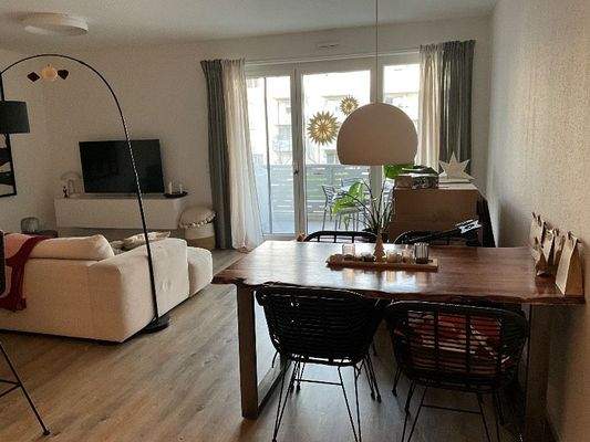 heller Wohn-/Eßbereich mit Blick aus dem Fenster