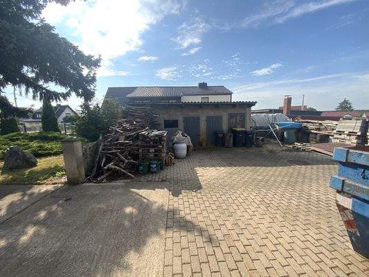 Hof mit Stallgebäude