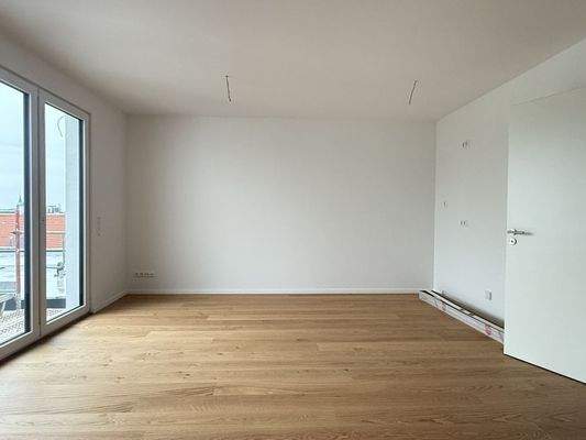 Wohn-& Essbereich mit Balkonzugang