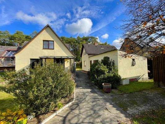 Haus hinten und Nebengebäude