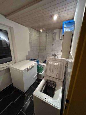 Gemeinschaftsbad  und Waschküche im OG 