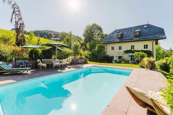 Der Pool lädt zum Sprung ins kühle Nass ein