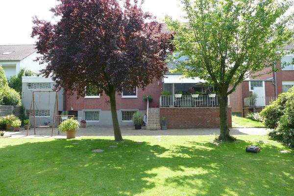 Rückansicht vom Haus mit Terrasse und Balkon