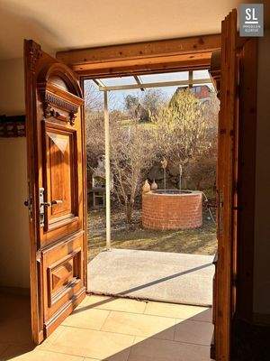 Blick aus dem Haus zum Brunnen