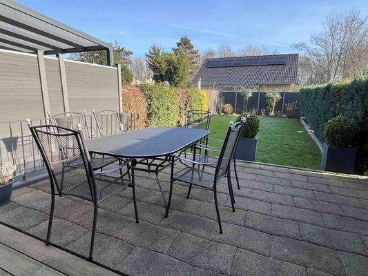 Terrasse und Blick in den Garten