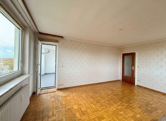 Wohnzimmer mit Balkonzugang