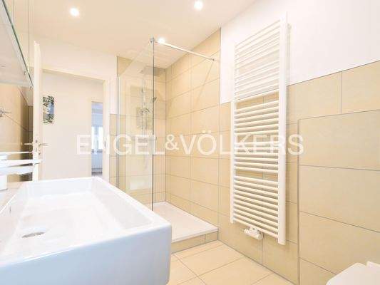 Tageslichtbad mit Dusche