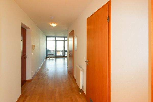 Flur zum Wohnzimmer hin geöffnet