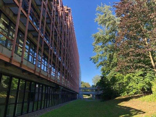 + zur Universität+ Hochschule.