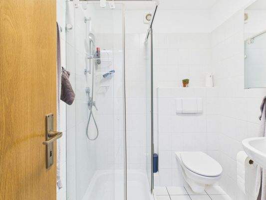 Bad mit Dusche in der Einliegerwohnung