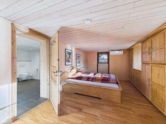 Schlafzimmer mit angrenzendem Bad