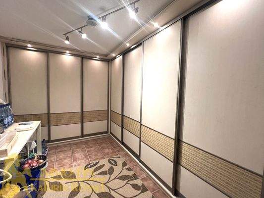 KG: Kelleraum mit Einbauschränken