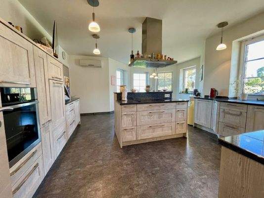 Blick in die große Küche des Wohnhauses