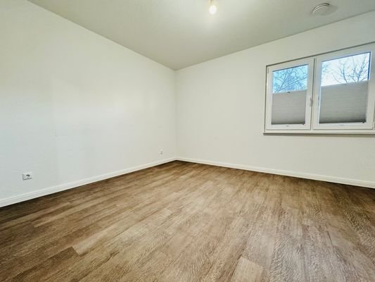 Schlafzimmer (EG links)