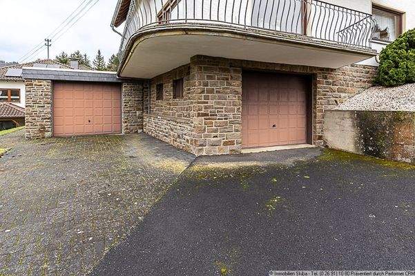 2 Garagen mit Zugang ins Haus