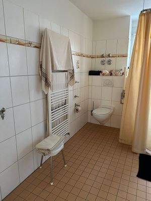 Badezimmer mit Duschvorhang