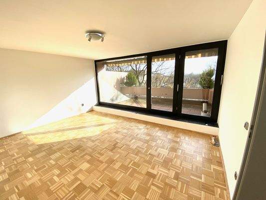 Wohnbereich mit Blick zur Balkonterrasse