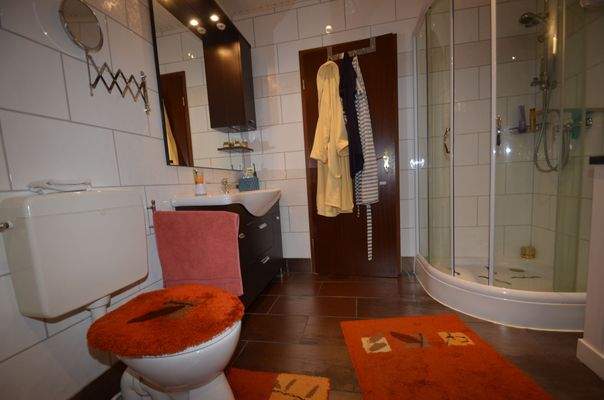 ...mit Duschkabine und WC...