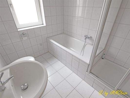 Badezmmer mit Wanne und Dusche