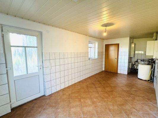Hauswirtschaftsraum mit Zugang in die Garage und in den Außenbereich